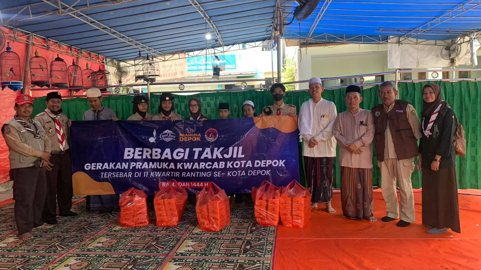 Aksi Sosial Ramadan, Pramuka Peduli Kwarran Cipayung Bagikan Ratusan Takjil