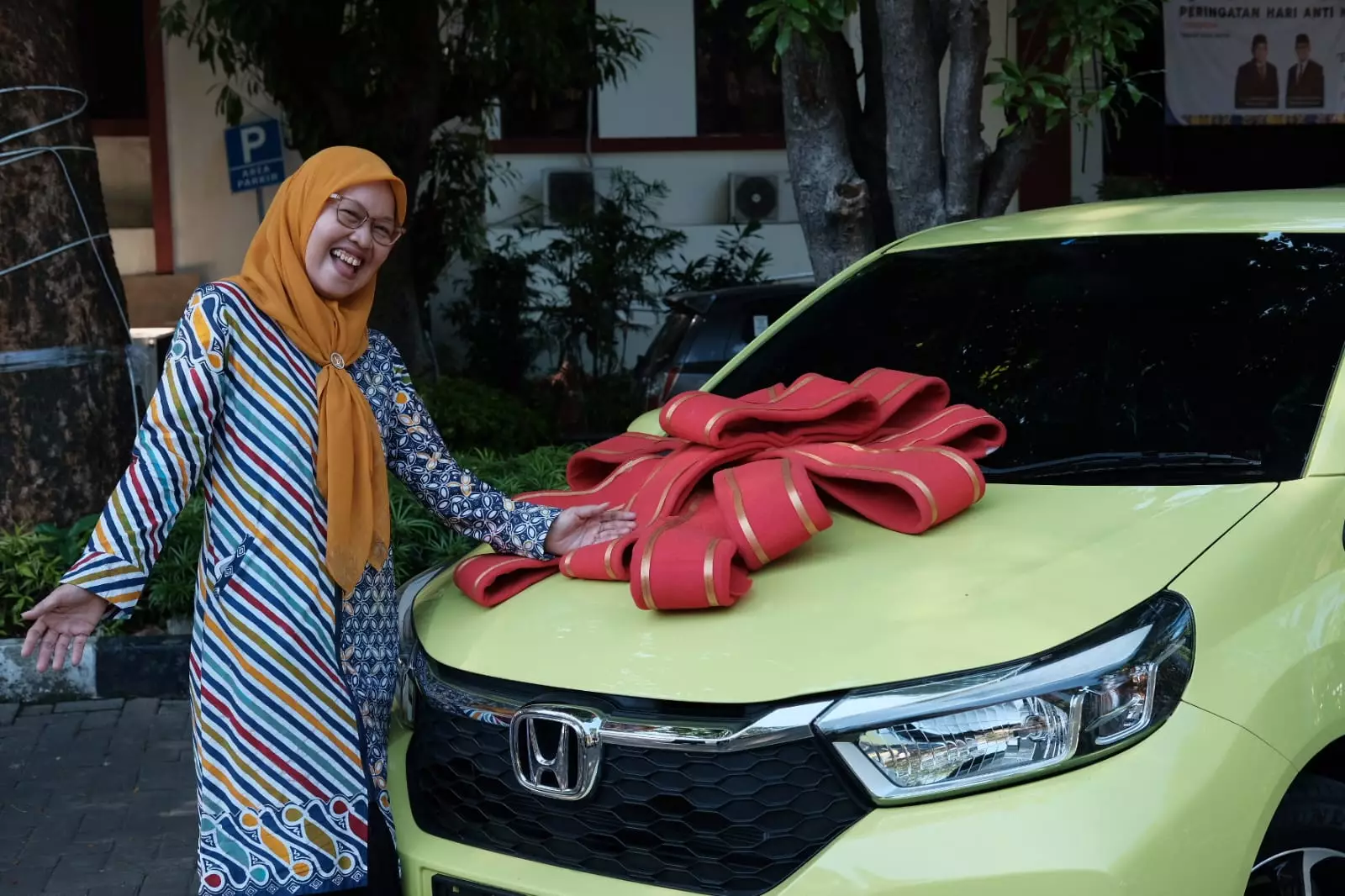 Berkah Pak De Daman, Dua Warga Depok Dapat Hadiah Mobil dan Motor