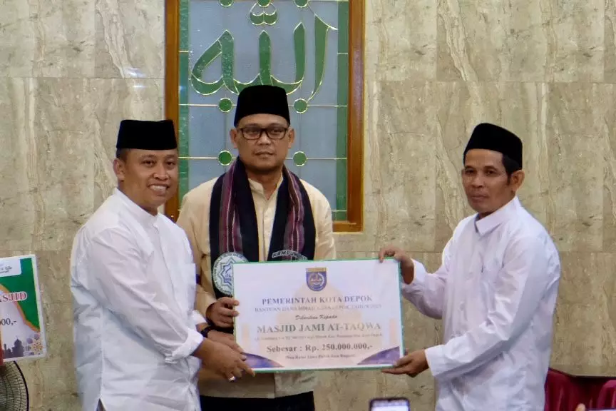 Wali Kota Serahkan Dana Hibah Rp 250 Juta ke Masjid di Kampung Lio
