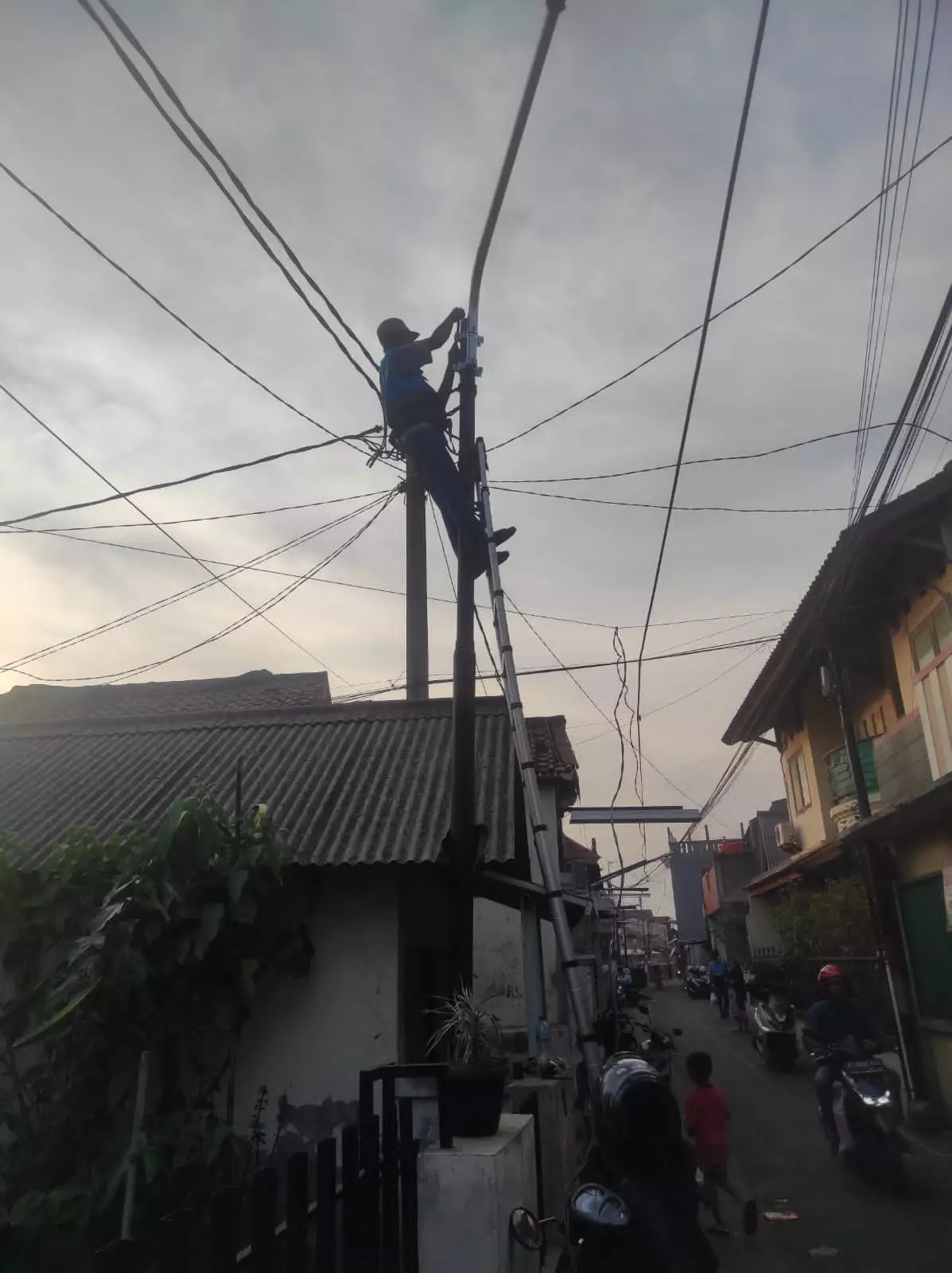 Kelurahan Cisalak Bangun Penerangan Jalan Lingkungan di RW 03 dan 04