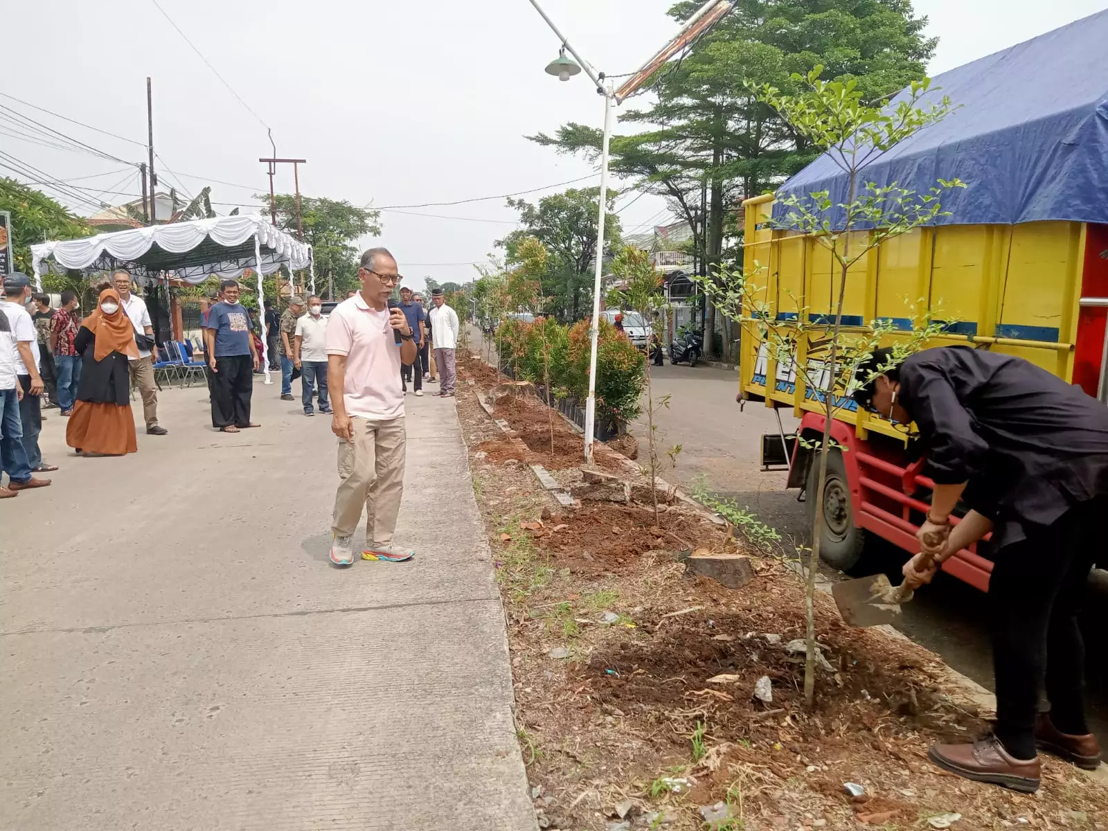 Warga Perumahan Mega Cinere Lakukan Peremajaan Pohon Peneduh