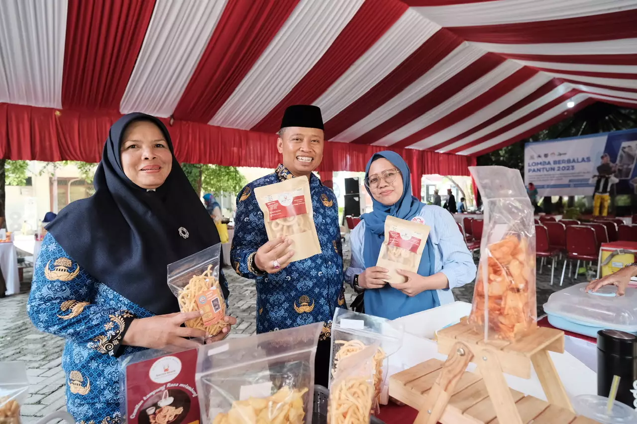 Sekda Depok Kunjungi Stan UMKM di Bazar HUT Korpri