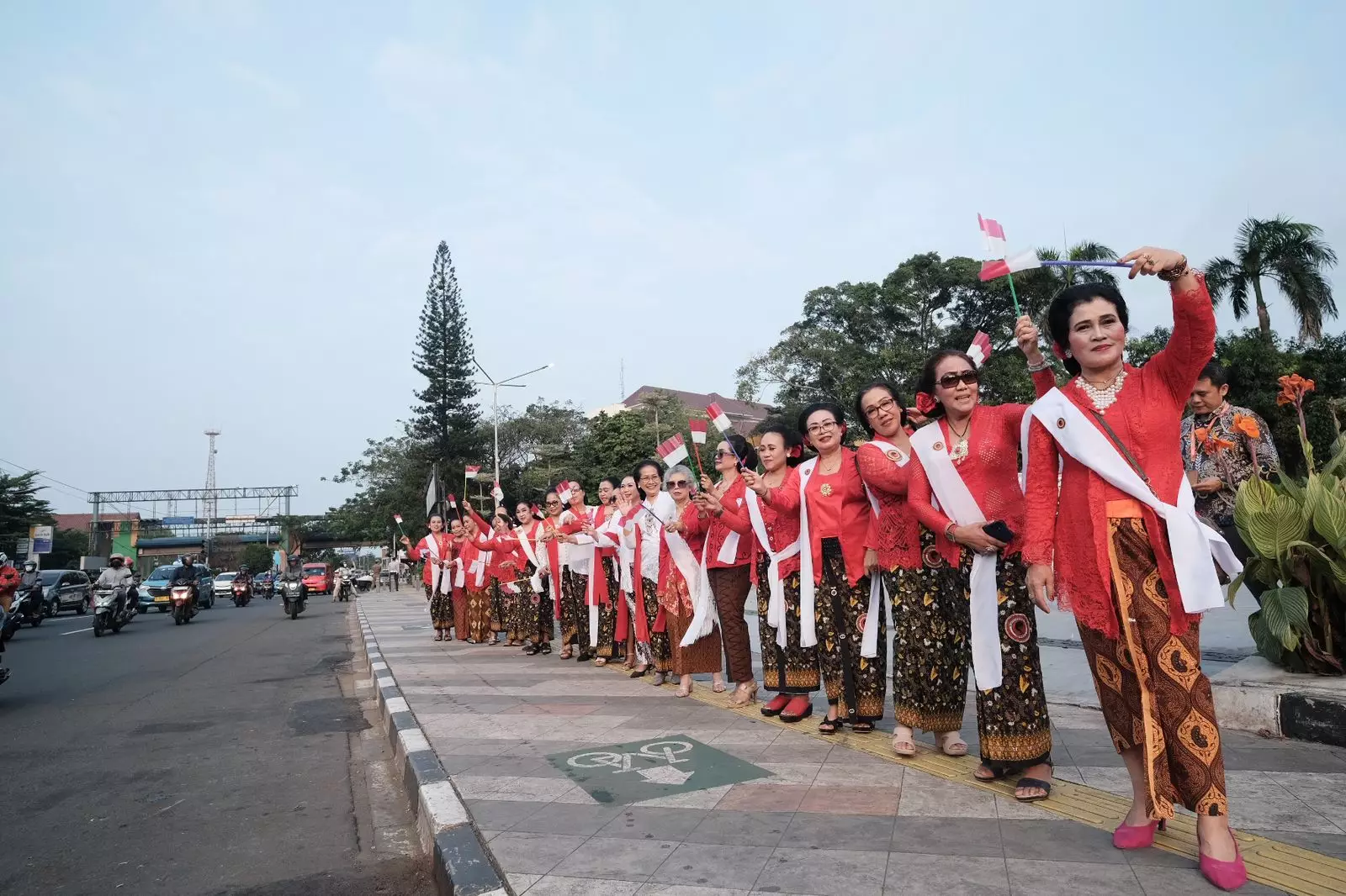 Hadir di Depok Berkebaya, Wanita Bersanggul Indonesia Tampilkan Nuansa Kebaya Merah Putih