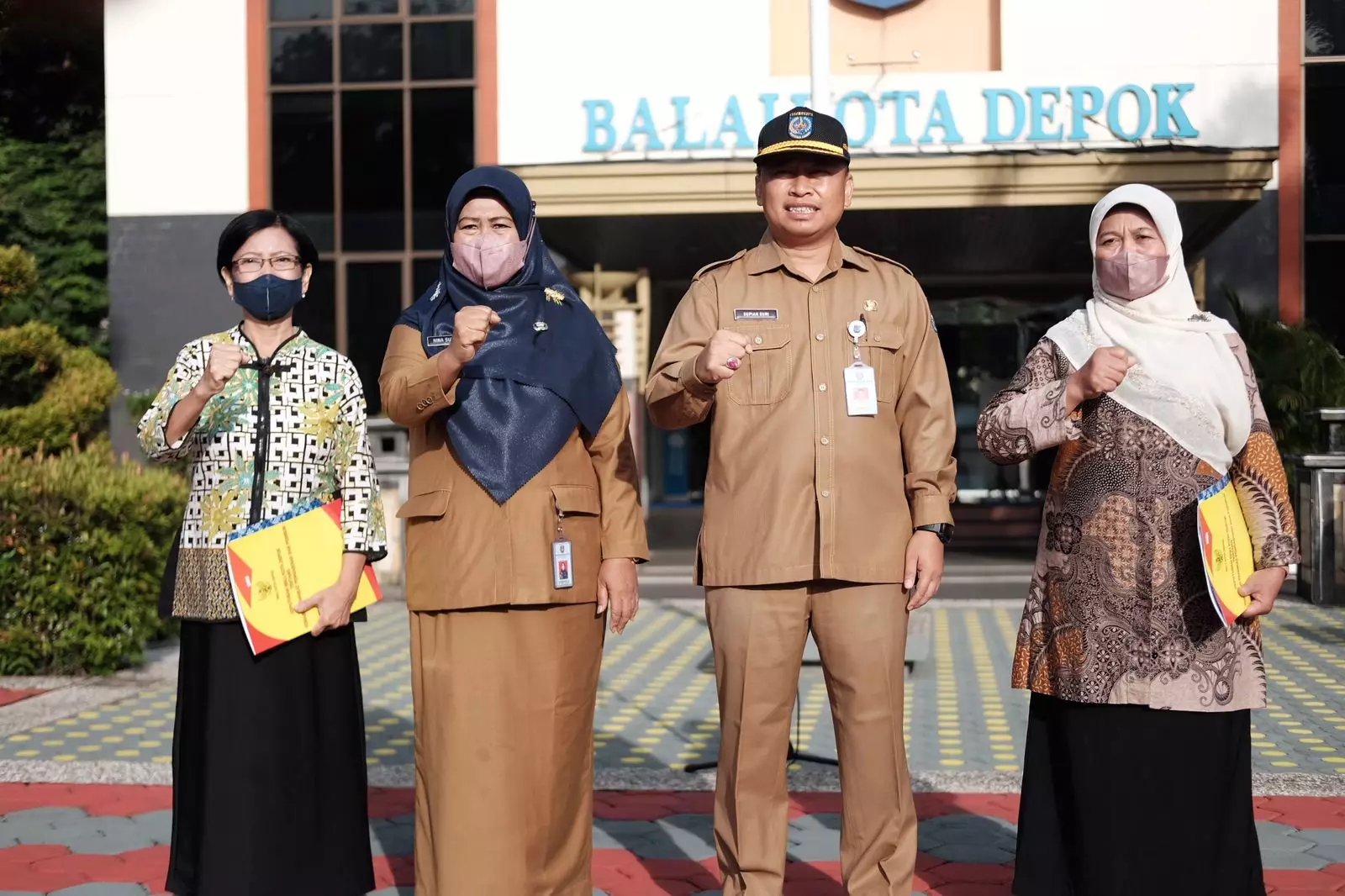 Masuk Masa Purnabakti, Sekda Depok Serahkan SK Pensiun kepada Dua ASN