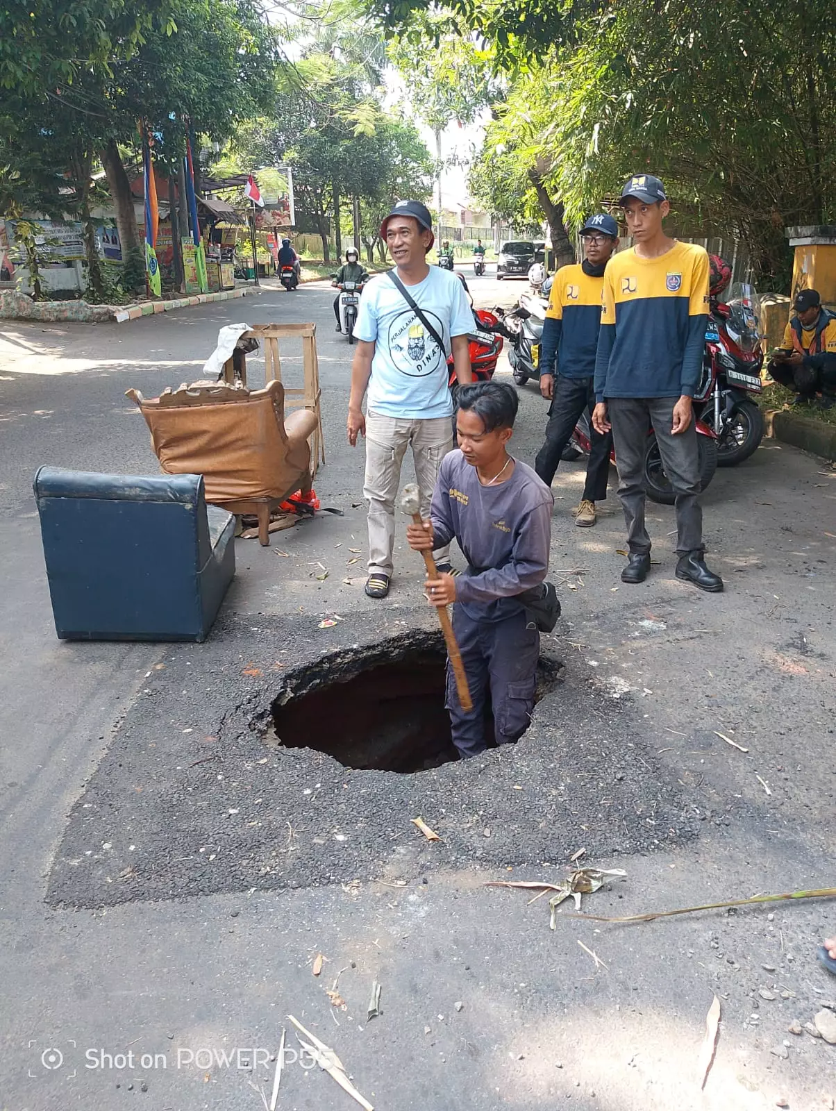 Demi Kenyamanan, DPUPR Depok Perbaiki Lubang di Jalan Sawangan Permai