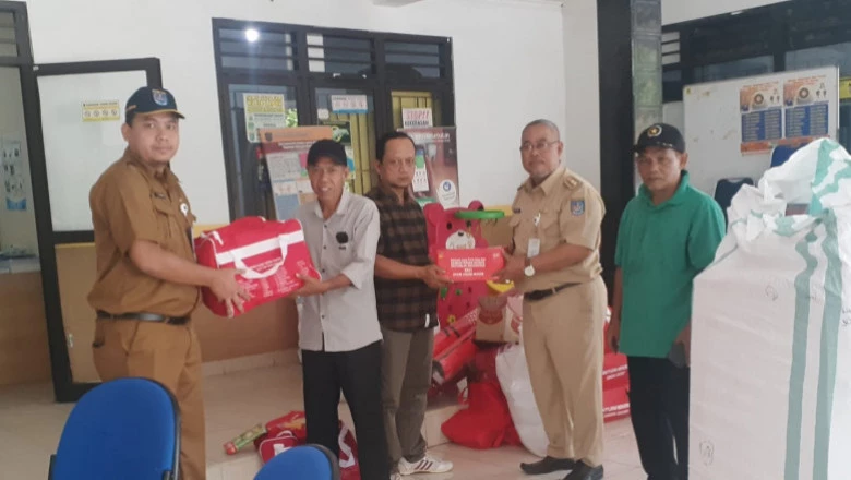 Kelurahan Sawangan Baru Serahkan Bantuan kepada Warga Terdampak Banjir