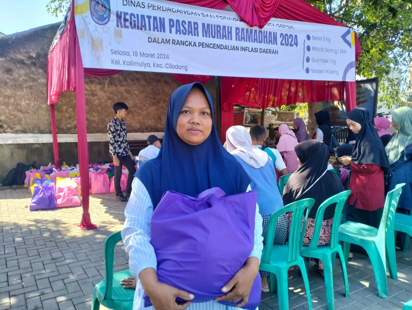 Warga Kalimulya Antusias Tebus Sembako di Pasar Murah Ramadan 2024