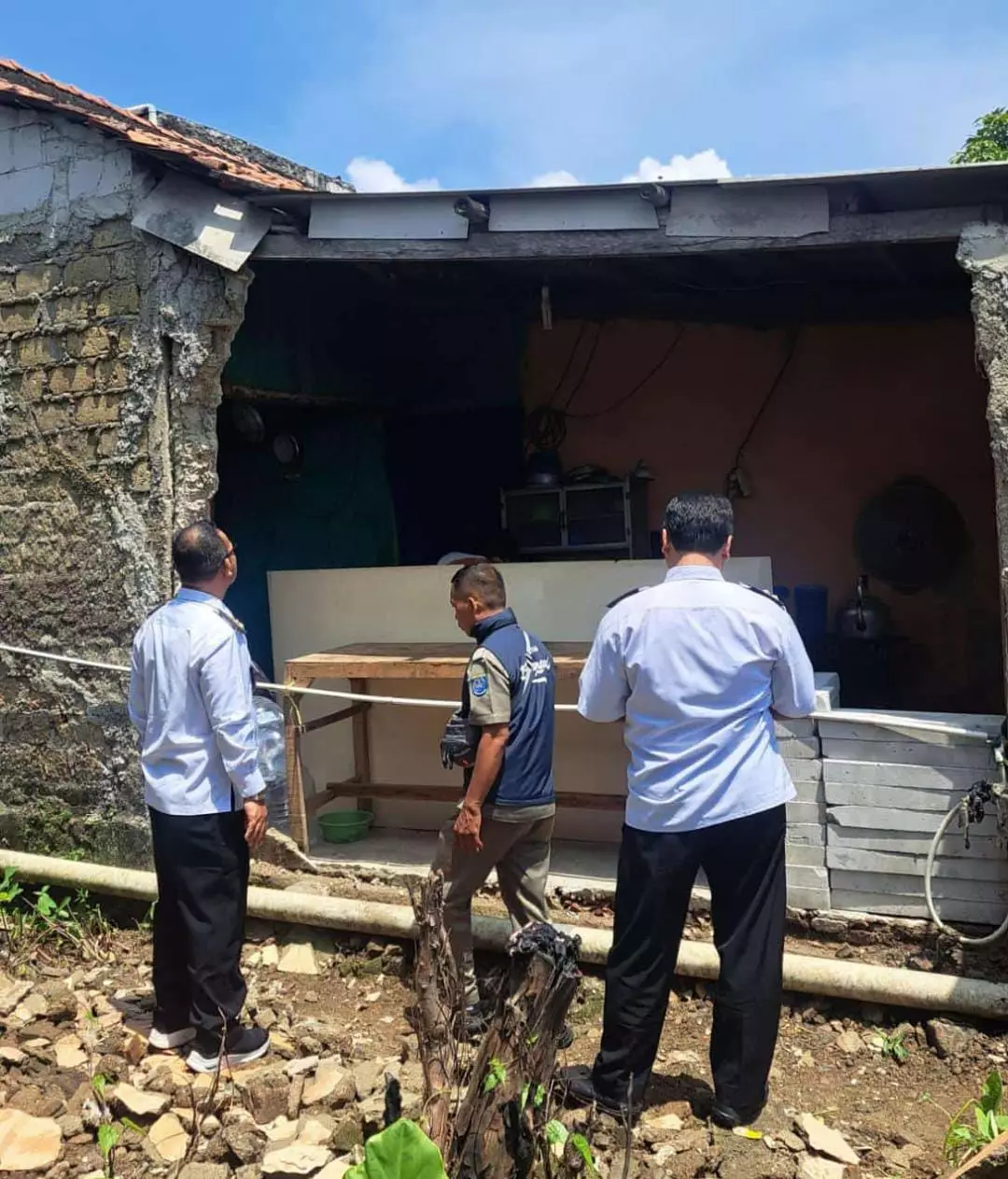 Camat Bojongsari Tinjau Rumah Warga Terdampak Puting Beliung, Serahkan Sejumlah Bantuan