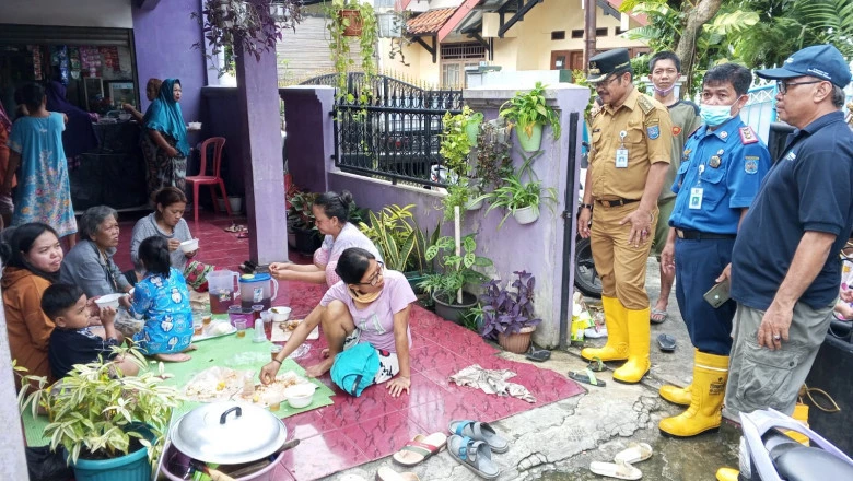 Warga Terdampak Banjir di RW 06 Mampang Dirikan Dapur Umum