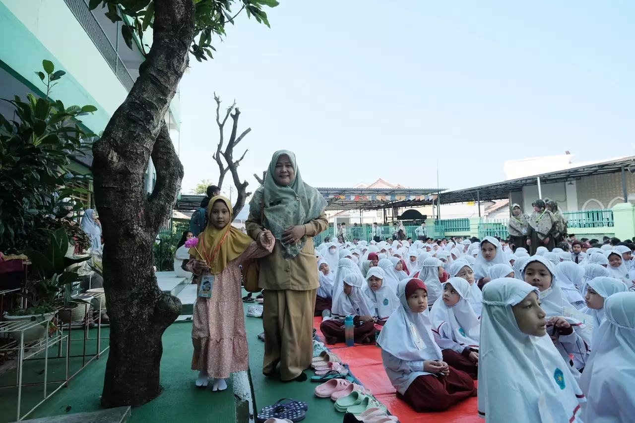 ASN Pemkot Depok Antar Anaknya di Hari Pertama Masuk Sekolah Tahun Ajaran 2024/2025
