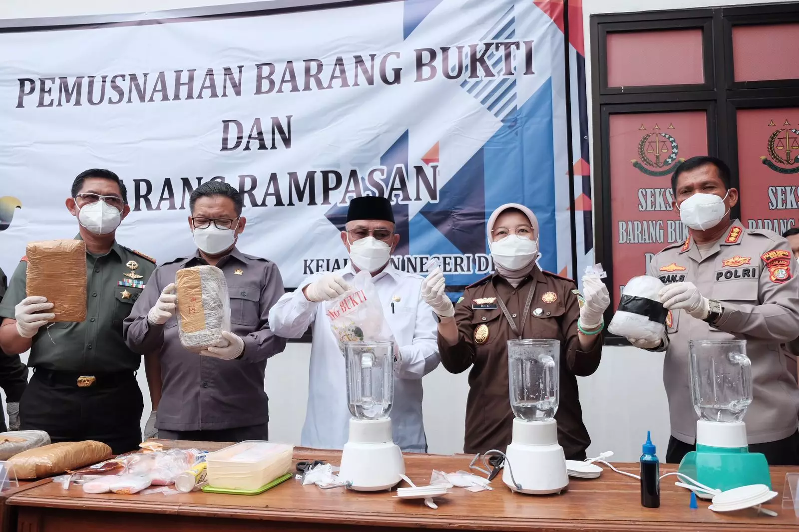 Kejari Depok Musnahkan Barbuk dari 84 Perkara