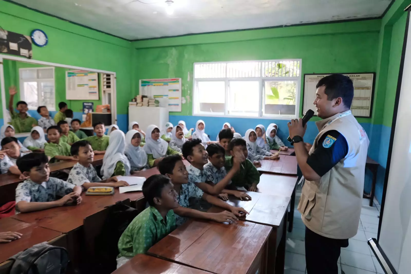 MCAP Diskominfo Sosialisasi Internet Sehat dan Aman ke Pelajar MI Al Falah 1 Depok