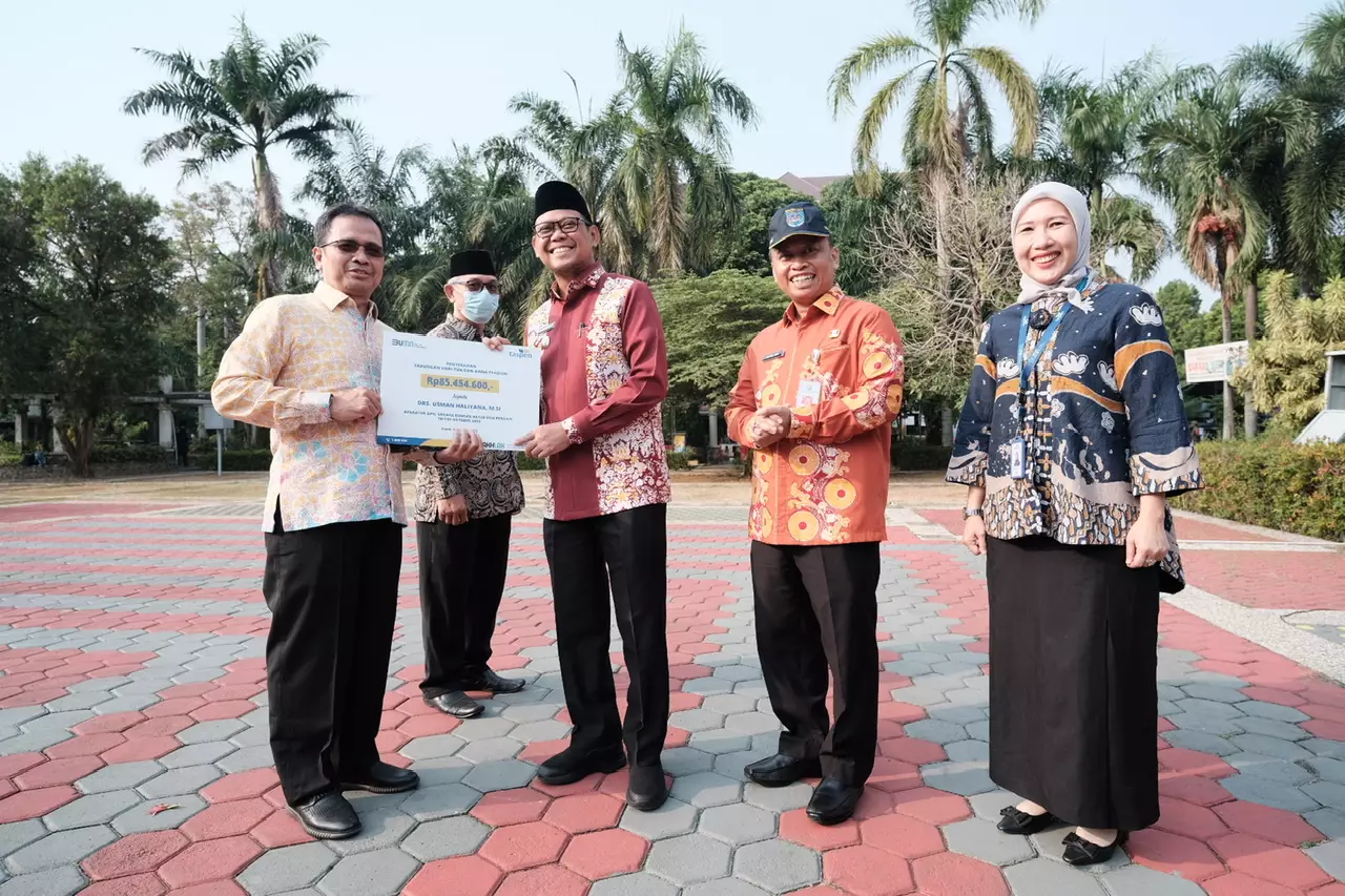 Wakil Wali Kota Serahkan SK Pensiun Kepada Dua ASN Depok