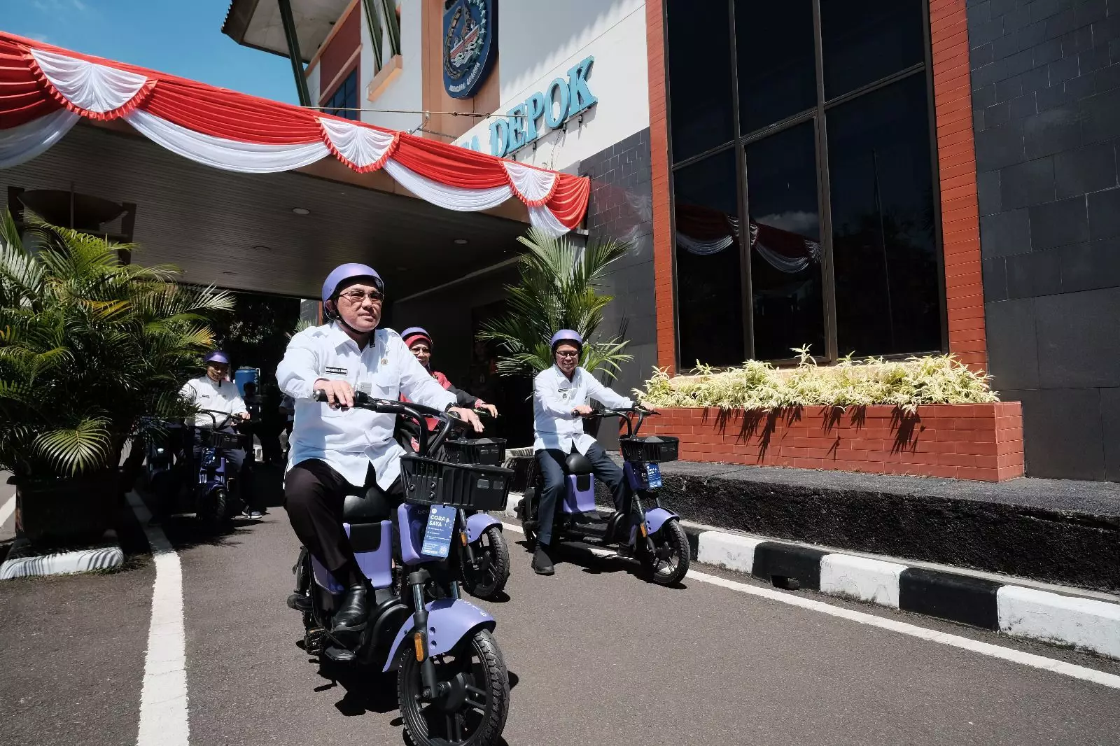 Wali Kota Depok Jajal Sepeda Listrik di Balai Kota