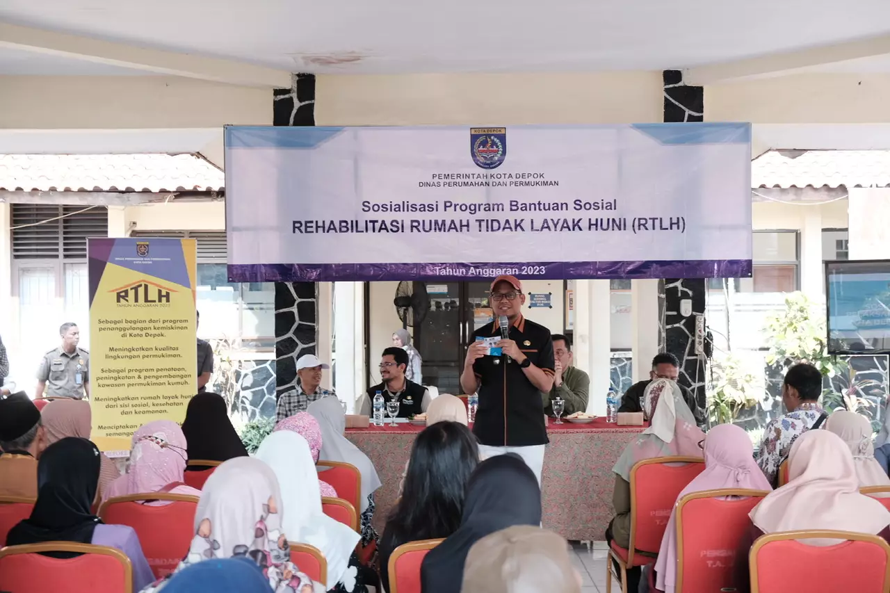 Wakil Wali Kota Serahkan Buku Rekening Kepada Penerima Bansos KDS RTLH