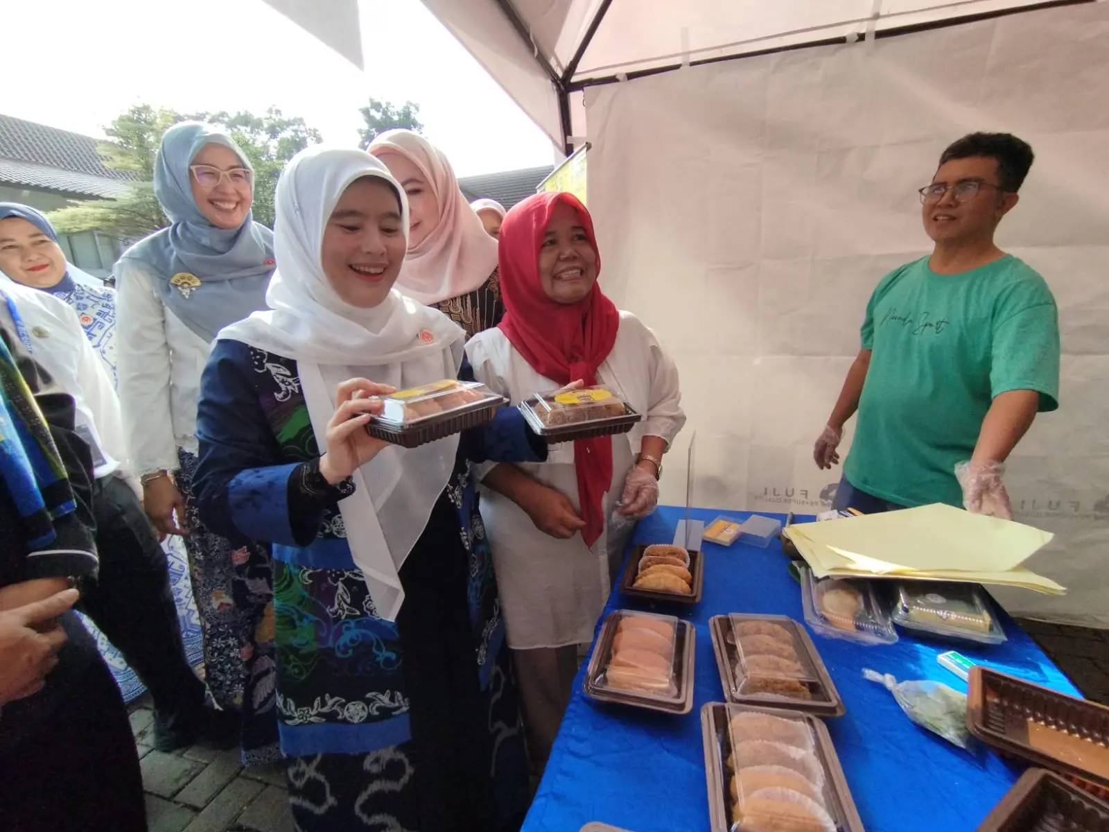 Dukung Sertifikasi Halal Bagi UMKM, Cing Ikah Kunjungi Bazar Gebyar Produk Halal DKUM Depok