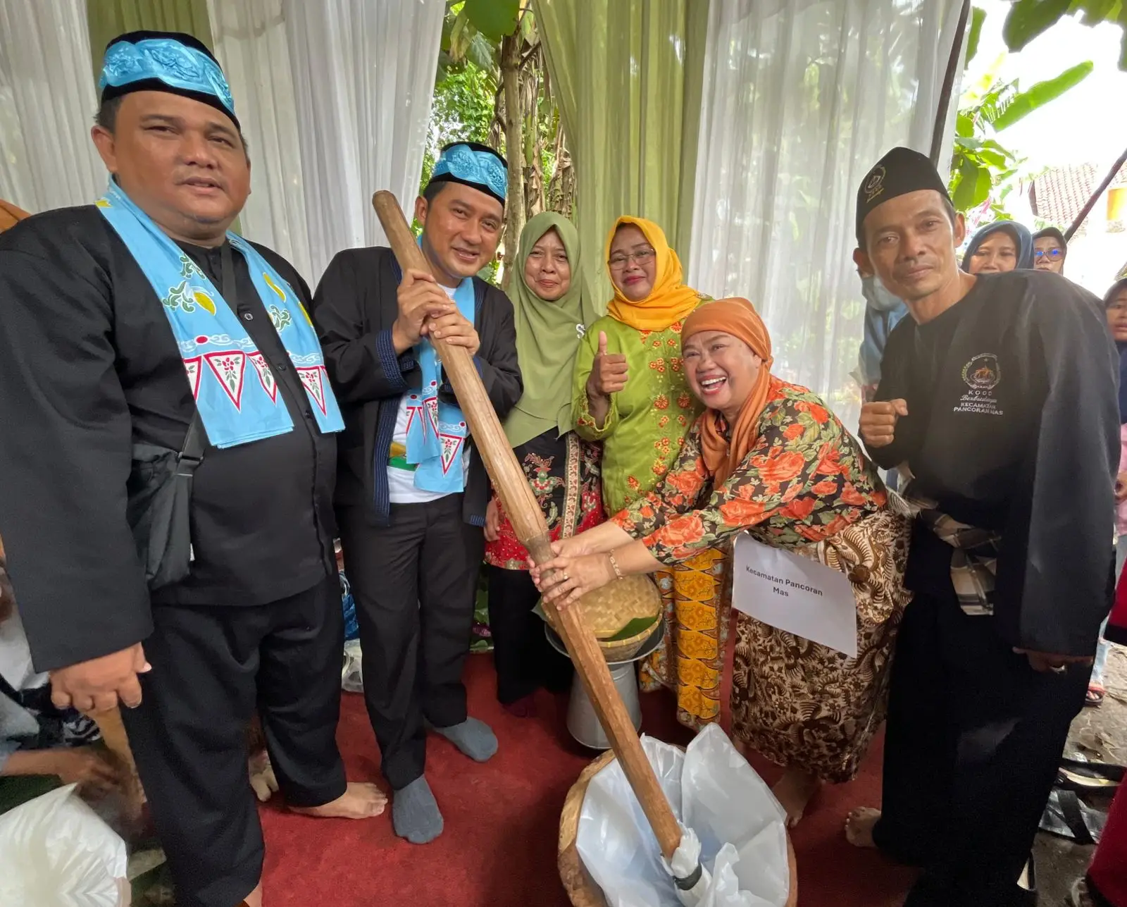 Melihat Keseruan Kader-Kader PKK Ikuti Lomba Numbuk Uli, Makanan Tradisional Betawi Depok