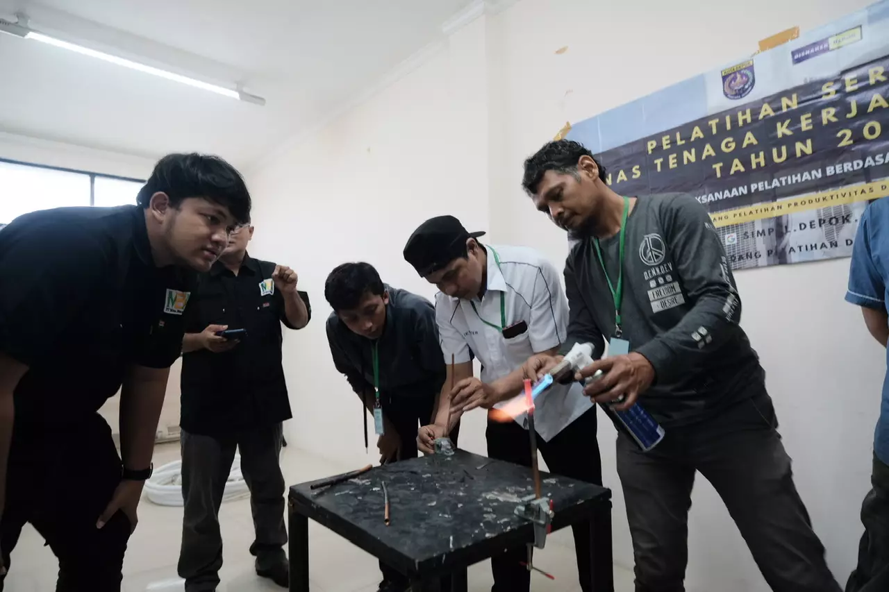 Peserta Pelatihan Service AC Disnaker Depok Lakukan Praktik Pemipaan Sederhana dan Pengelasan Komponen
