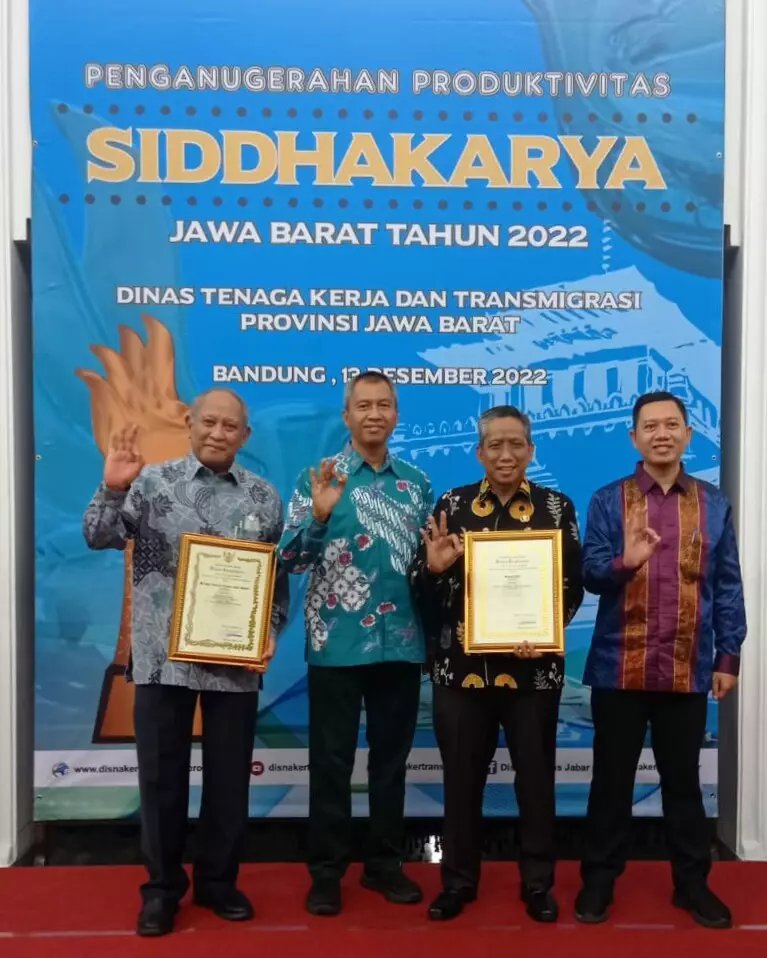 Wali Kota Depok dan PT JIEAC Dianugrahi Penghargaan Siddhakarya oleh Gubernur Jabar