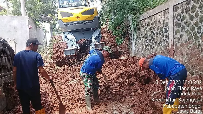 Jalan Elang di Pondok Petir yang Tertutup Tanah Dikeruk Alat Berat
