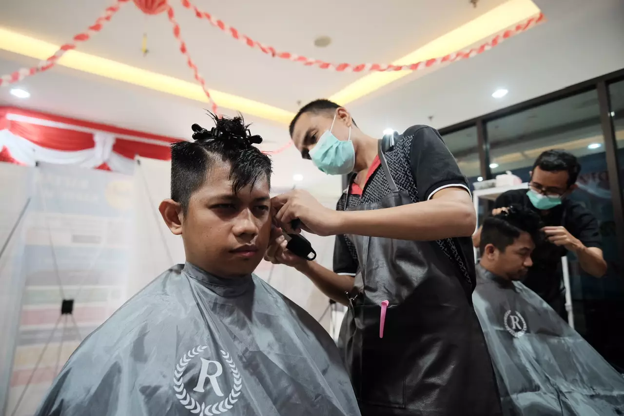 Alumni Pelatihan Barber Beri Layanan Potong Rambut di Kantor Disnaker