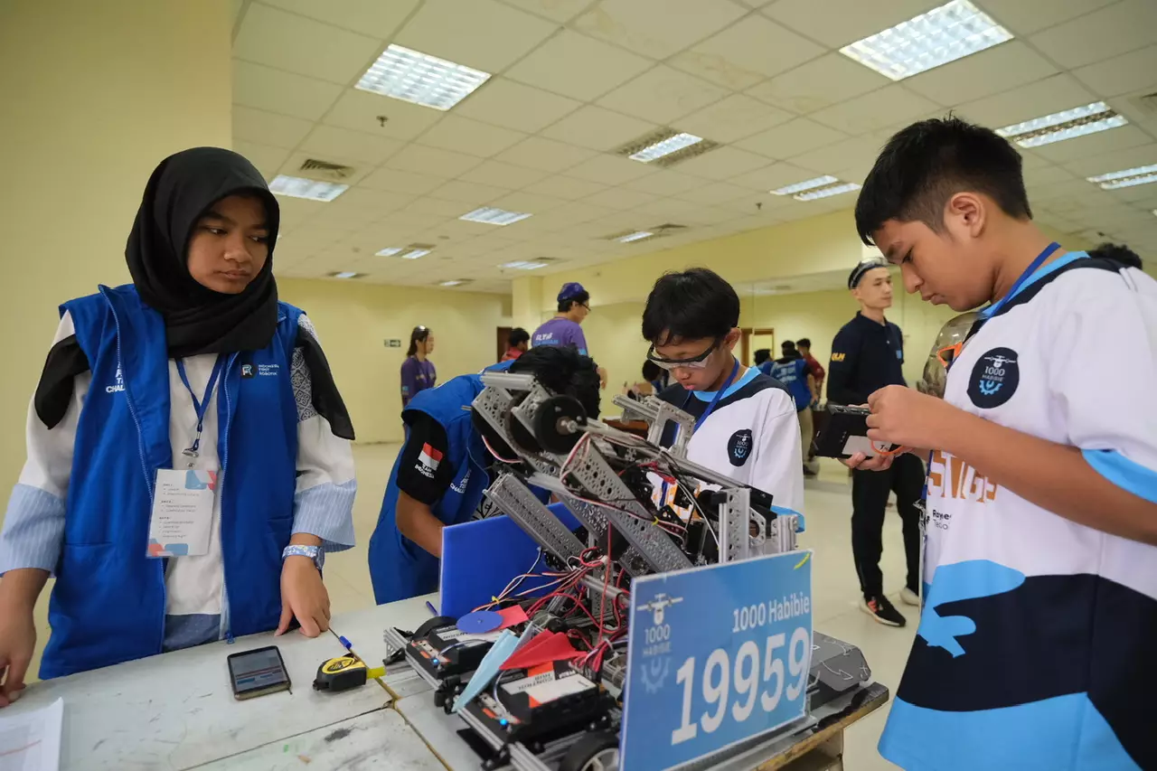 Peserta Kompetisi Robotik 2024 Persiapkan Robot Buatannya