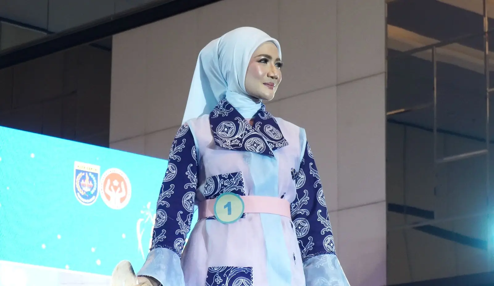 Memesona dengan Batik Gong Si Bolong, Yeti Wulandari Juara 1 DFF 2025
