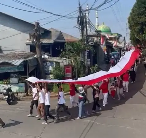 Dirgahayu RI, Warga RW 04 Ratujaya Kirab Bendera Merah Putih Sepanjang 80 Meter