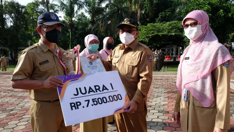 Wali Kota Serahkan Penghargaan Puskesmas Berprestasi Tahun 2021