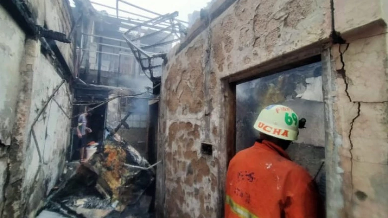 10 Mobil Damkar Berhasil Jinakkan Si Jago Merah di Depok Jaya