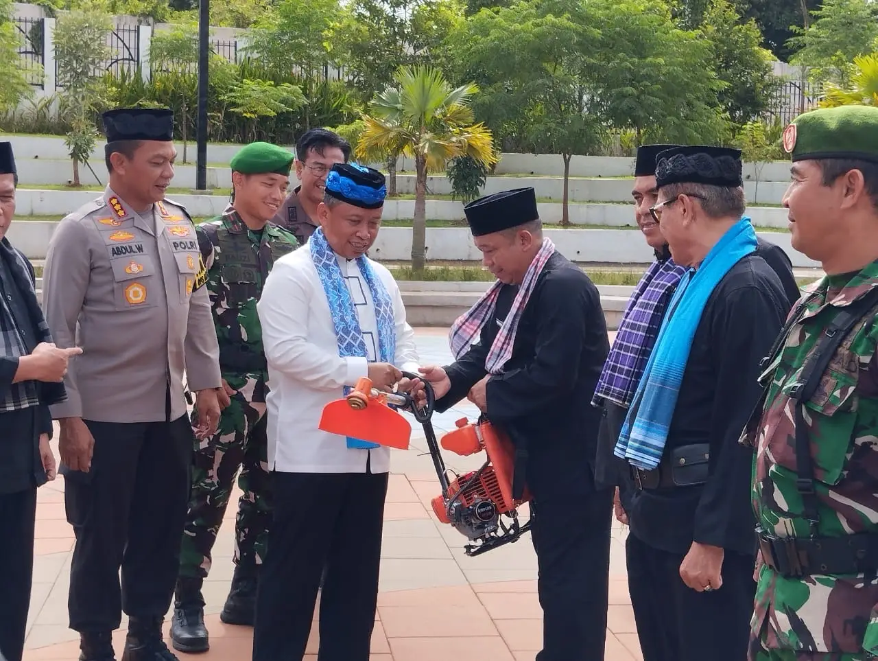 Momen BBGRM 2025, Pemkot Depok Beri Bantuan Alat Kebersihan dan Bibit Pohon
