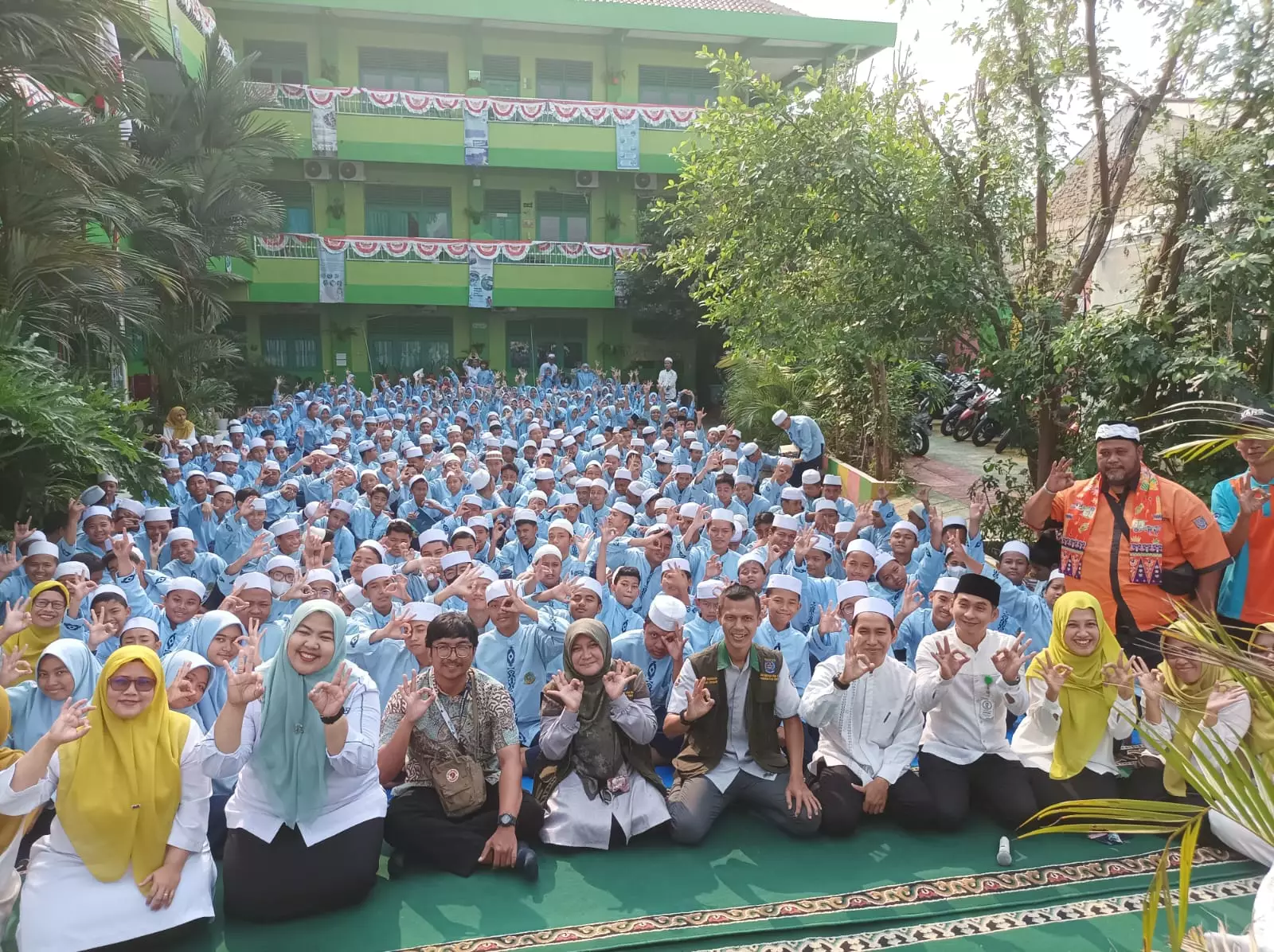 Timsos 3R Kecamatan Beji Beri Penyuluhan Pengolahan Sampah ke Siswa SMP