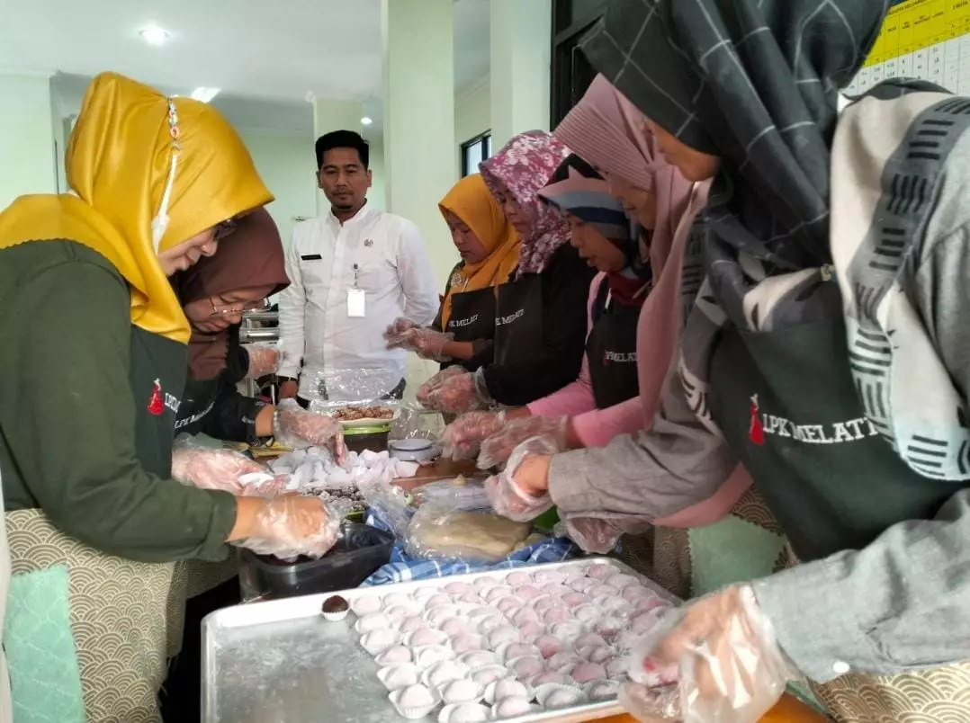Kelompok PEKKA Ratujaya Dilatih Produksi Susu Jagung dan Mochi