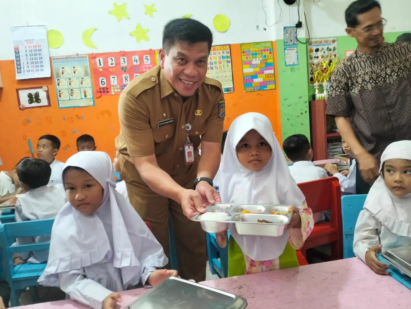 Disambut Antusias Murid TK, Sekda Depok Bagikan Makanan Bergizi Gratis