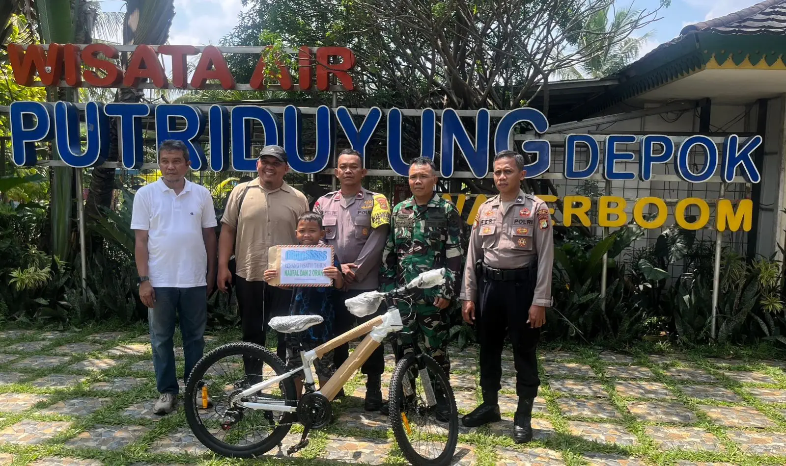 Senyum Naufal Kembali, Dapat Sepeda Baru dan Akses Gratis Waterboom Setahun