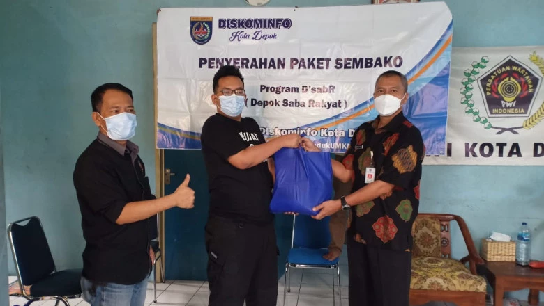 Diskominfo Serahkan 15 Paket Sembako Program D'SabR ke Wartawan PWI