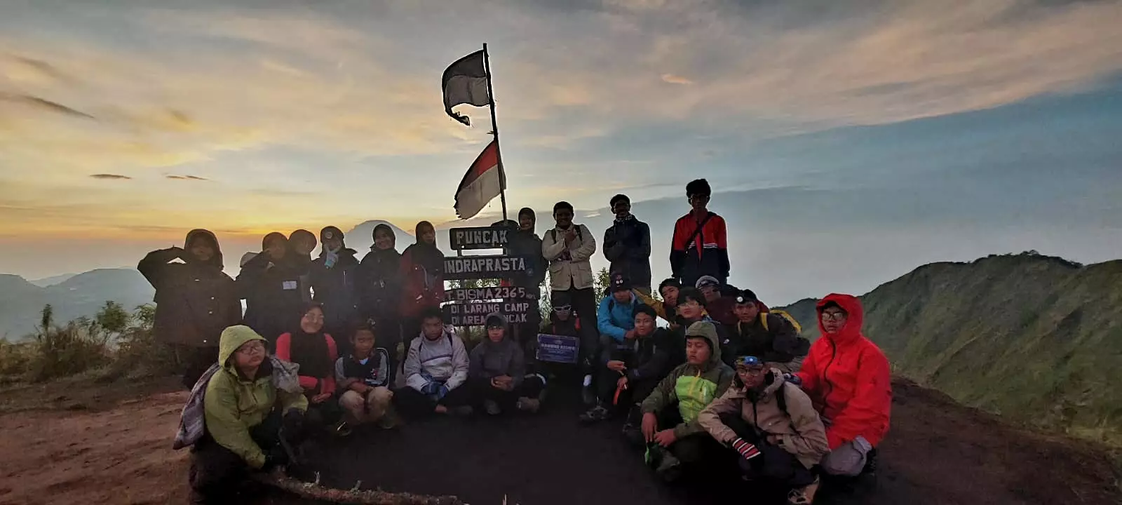 Siswa SMP Alam Kebun Tumbuh Mendaki Gunung Bismo Rayakan Hari Pahlawan