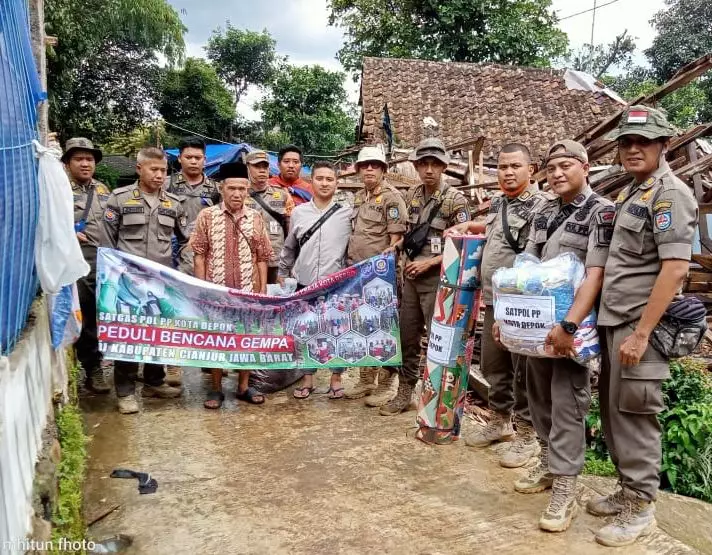 Satpol PP Depok Salurkan Bantuan Bagi Korban Gempa di Desa Sarampad