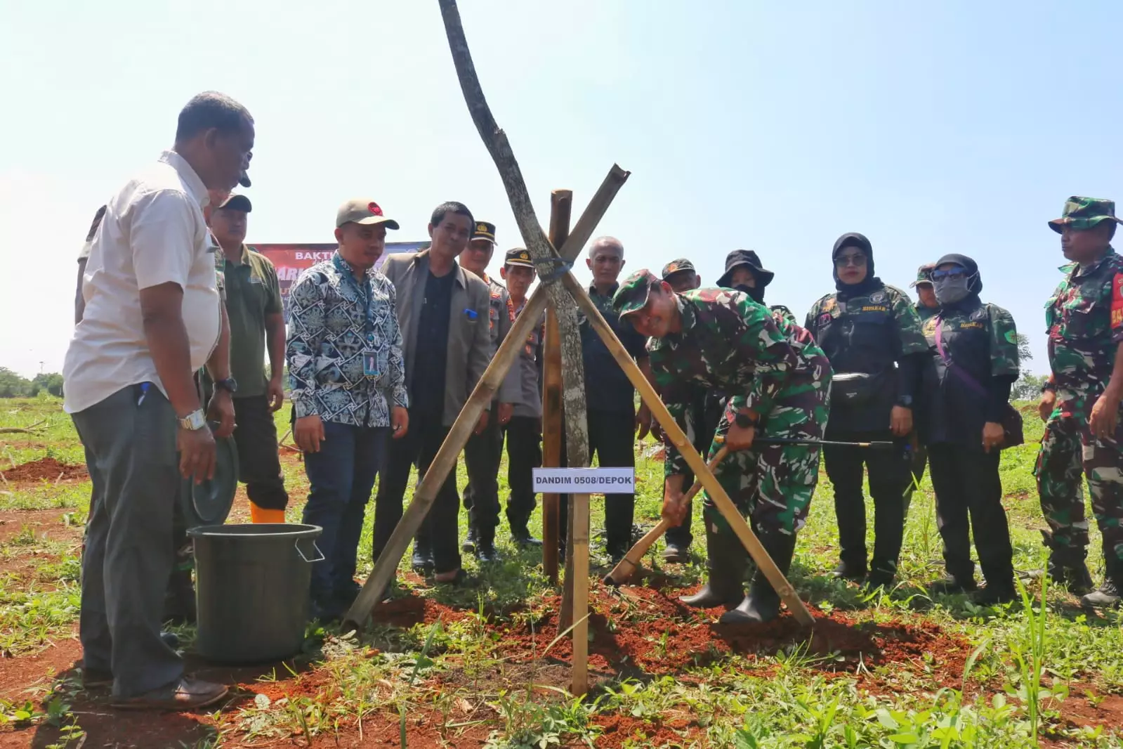 Hari Juang Kartika TNI AD 2023, Kodim Depok Tanam Bibit Pohon di Kampus UIII