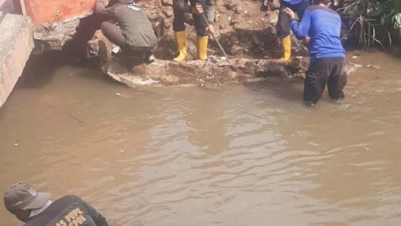 Satgas DPUPR Tangani Longsor di Kali Cabang Tengah dengan Membuat turap