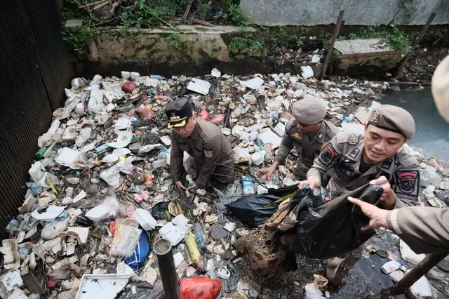 Bersihkan Sampah yang Menyumbat, Wali Kota Depok 'Nyebur' ke Kali Cabang Timur