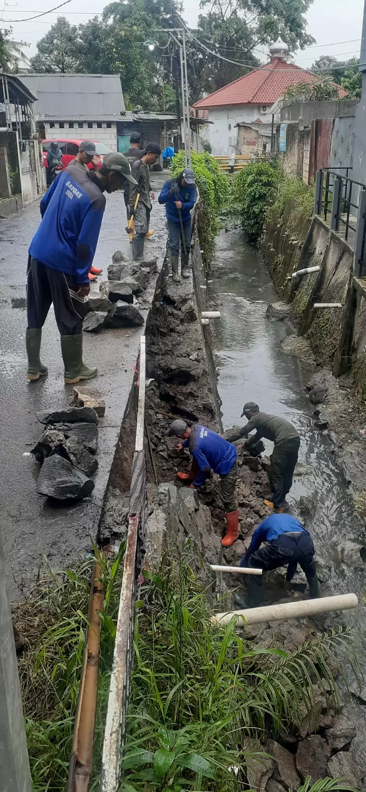 Satgas DPUPR Depok Tangani Longsor Kali Sugutamu