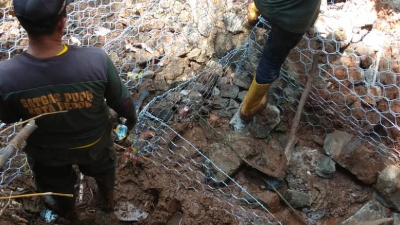 Cegah Longsor Susulan di Perumahan BSI, DPUPR Pasang Bronjong