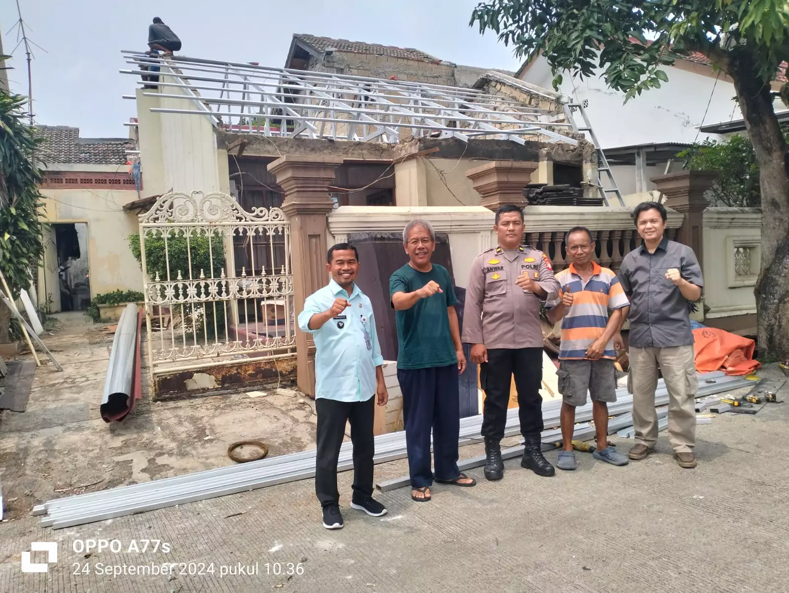 Bersama Masyarakat, Kelurahan Pontir Perbaiki Atap Rumah Milik Warga yang Rusak