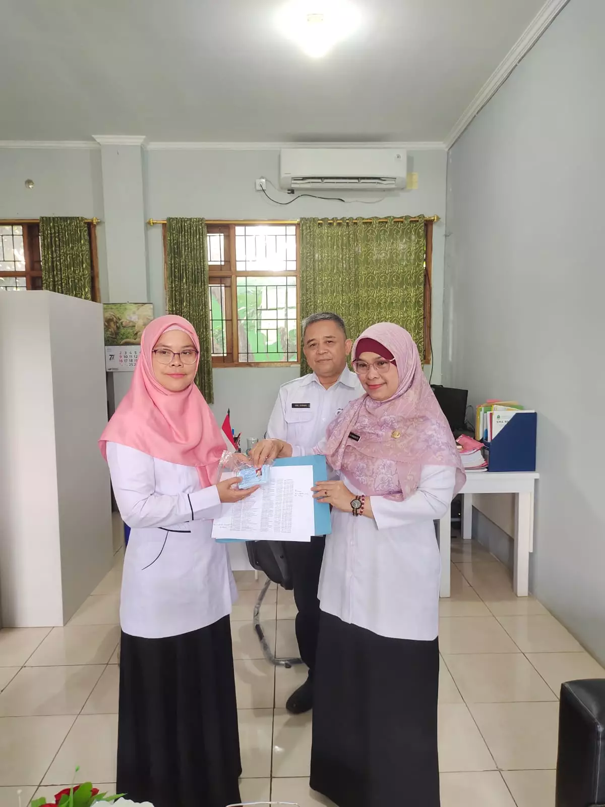 Disdukcapil Serahkan E-KTP kepada 36 Siswa di SMAN 9 Depok