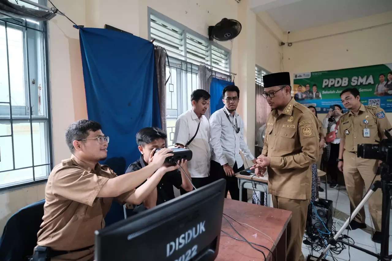 Wakil Wali Kota Tinjau Perekaman E-KTP di SMA Negeri 13 Depok