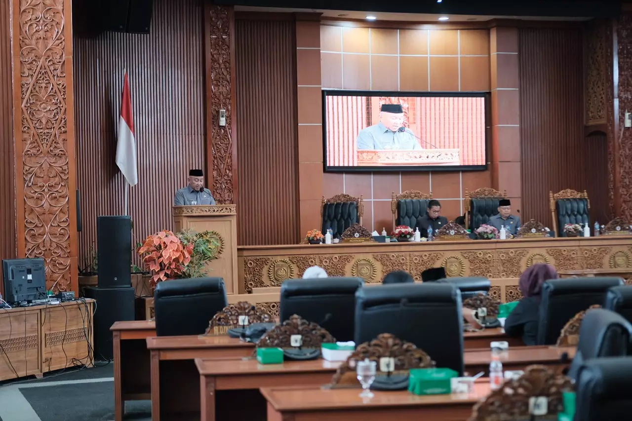 Wali Kota Hadiri Rapat Paripurna Persetujuan Raperda Penyelenggaraan Perizinan dan Non Perizinan