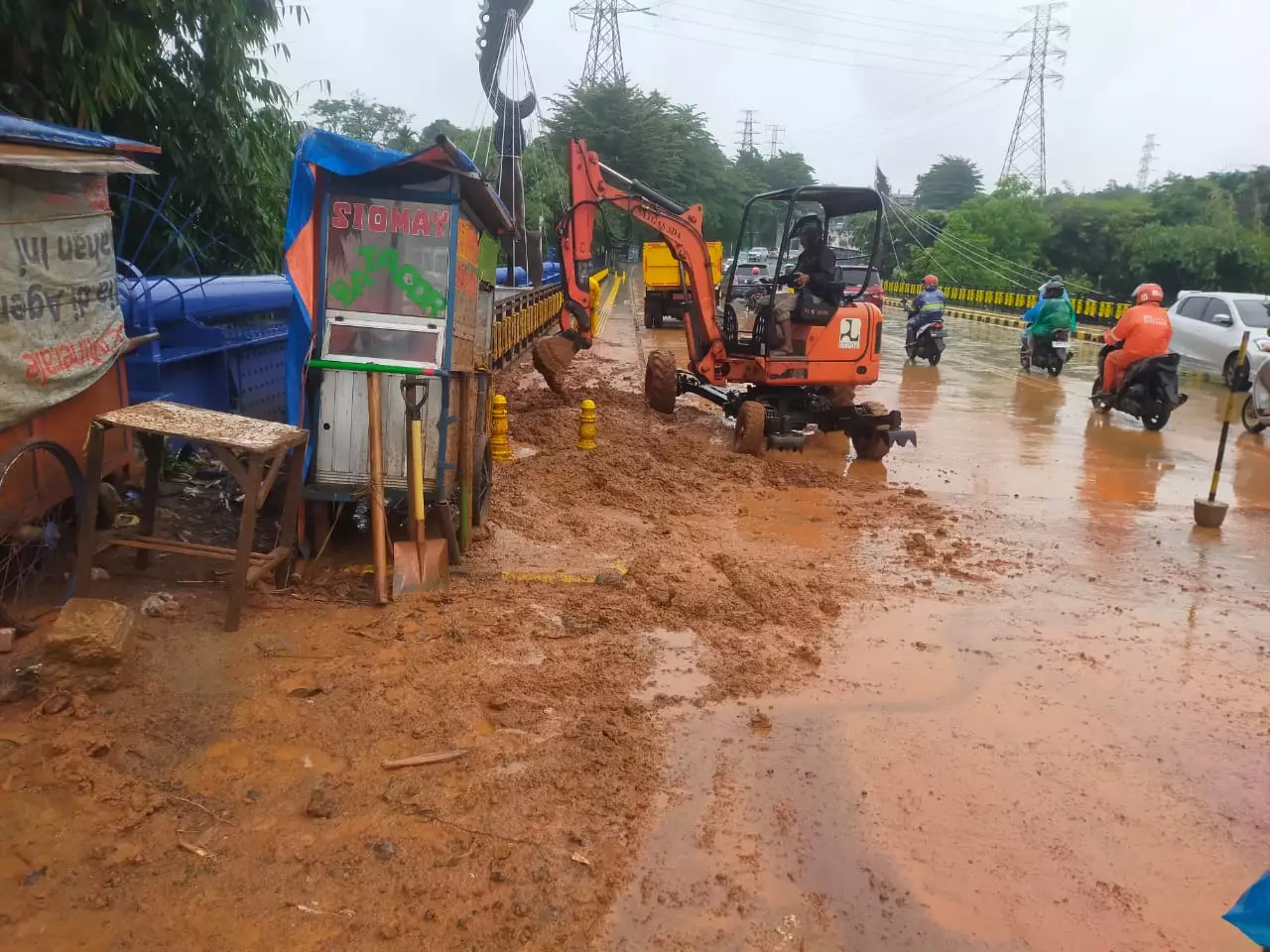 DPUPR Depok Turunkan Alat Berat Atasi Tumpukan Tanah di Jembatan GDC