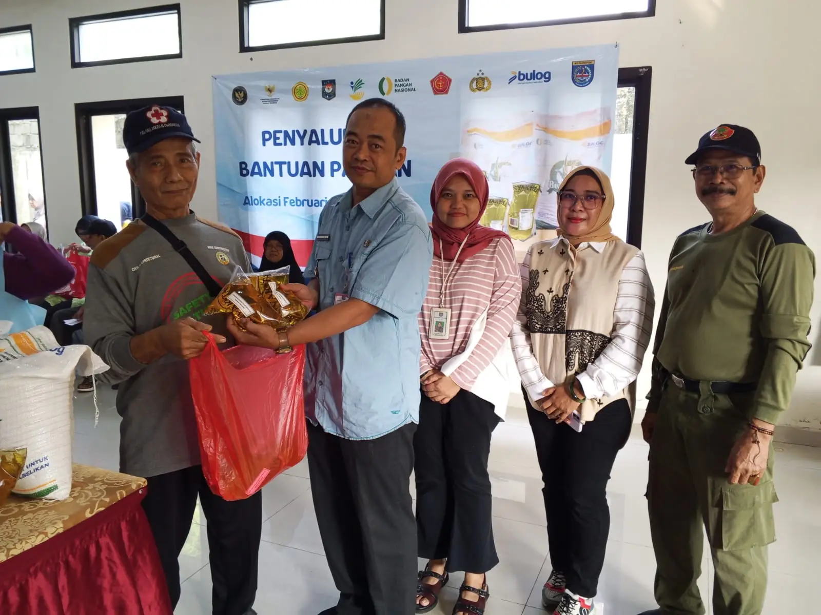 614 KPM Pondok Cina Terima BPNT, Penyaluran Berlangsung Tertib