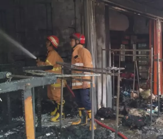 16 Personel Damkar Depok Berhasil Padamkan Kebakaran Ruko di Cipayung